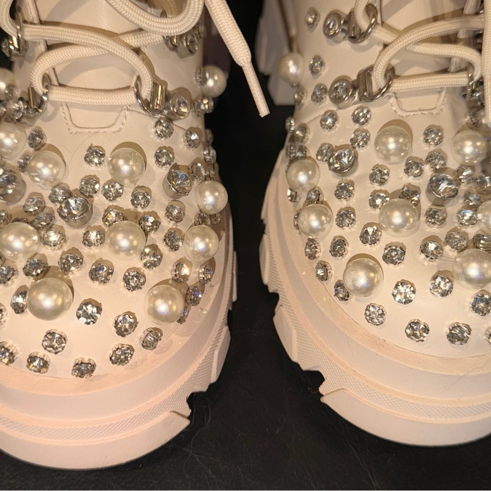 Elegant Pearl-Embellished Cream Boots - Picture 3 of 6